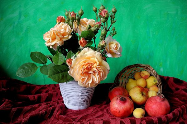 Nature morte. Roses, pommes et fruits