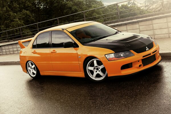 Coche de color amarillo con Tuning en la carretera