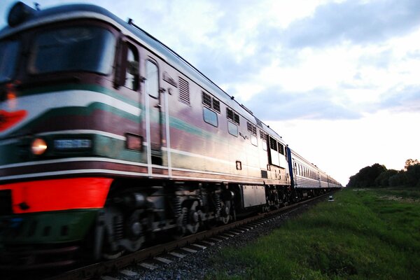 Foto del treno che passa la sera