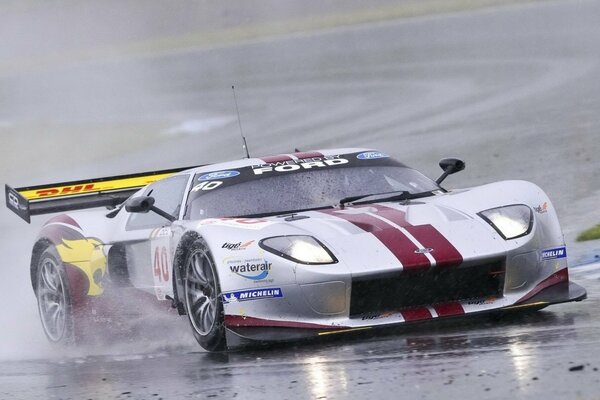 Ford gt gt3 guida in caso di pioggia