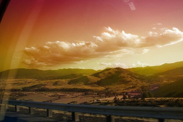 Blick aus dem Auto mit schönem Himmel