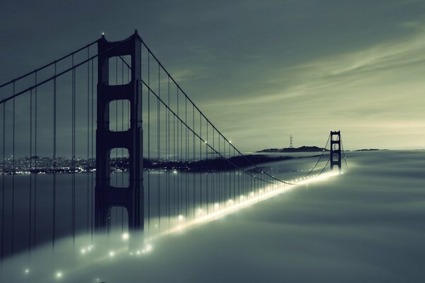 Die Brücke schwebt in den Wolken. Stadt San Francisco