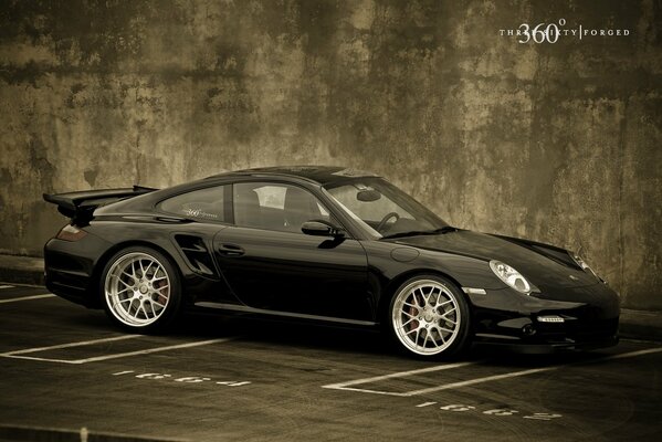 Czarne Porsche 997 TT stojące na parkingu