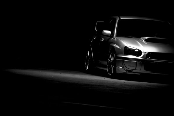 Fondo blanco y negro con el coche subaru