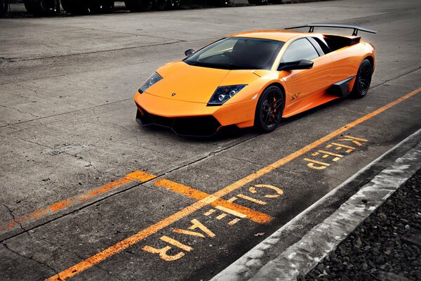 Increíblemente elegante Lamborghini amarillo