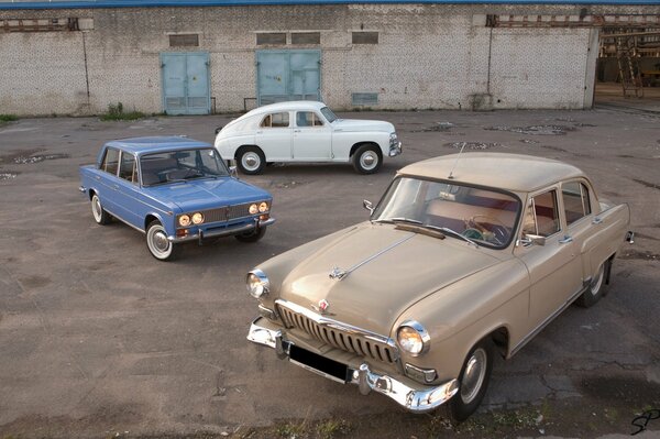 Alte sowjetische Autos stehen auf der Baustelle