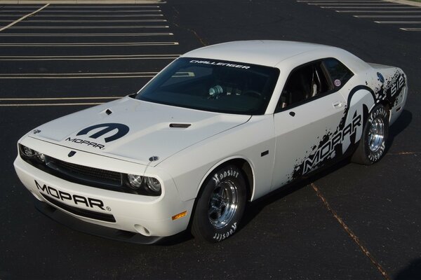 Gepackter Dodge Challenger auf dem Parkplatz