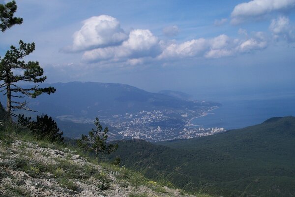 Красивый вид на город под облаками