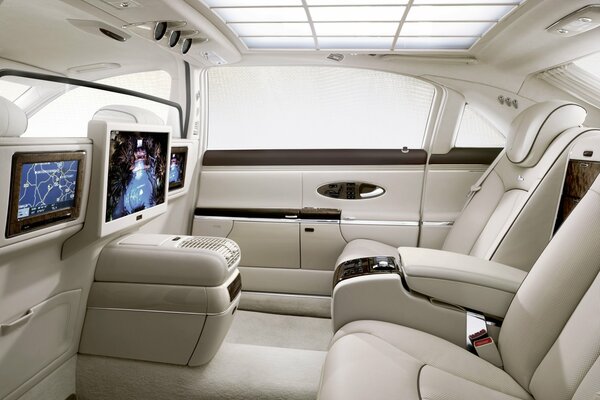 Lussuoso salone beige Maybach