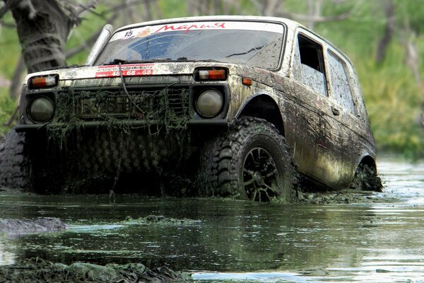 SUV Niva overcomes obstacles in the swamps