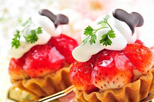 Tartlets with strawberries and whipped cream