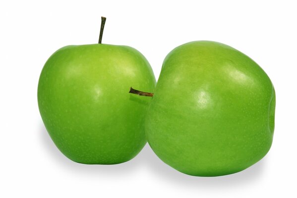 Dos manzanas verdes sobre fondo blanco