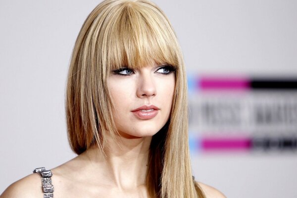 Foto del volto della cantante Taylor Swift