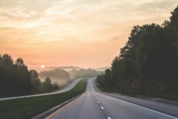 La strada che si allontana in lontananza dietro il sole