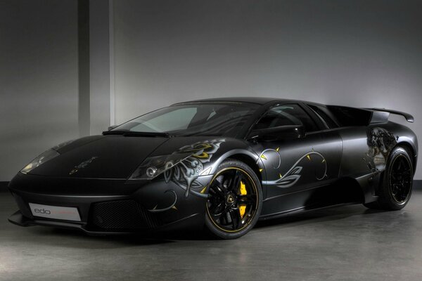 Hermoso Lamborghini negro con un buen aerógrafo. Viento en