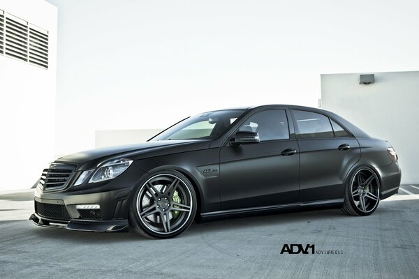 Coche negro mercedes Benz e63 en la carretera