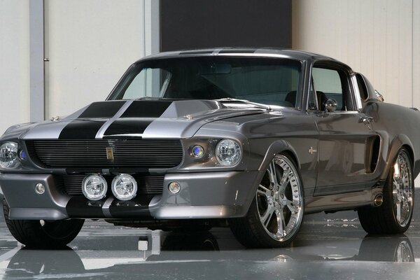 Ford mustang de plata en interiores