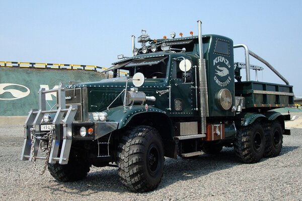 Camion vert de cerveau réglé