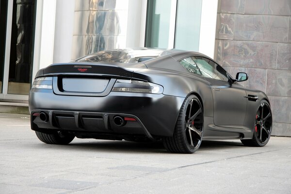 Niesamowity Aston Martin w czarnym matowym kolorze