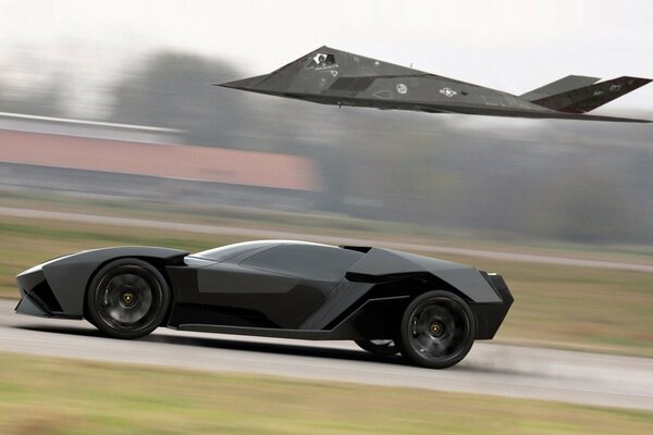 Samochód sportowy Lamborghini i myśliwiec rywalizują w szybkości