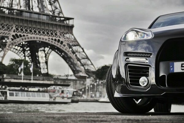 Porsche Cayenne a orillas del Senna en la torre Eiffel