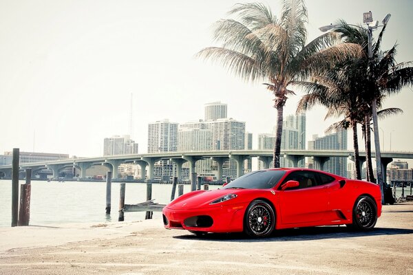 Ferrari sur la plage en Californie ensoleillée