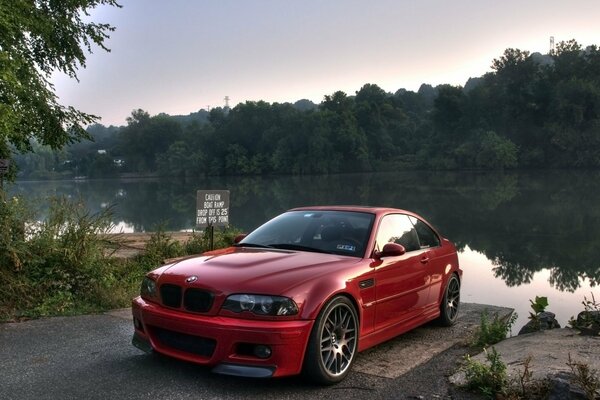 Rouge bmw sur la rive, étonnamment beau paysage