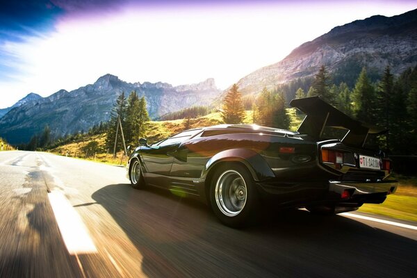 Lamborghini corre lungo la pista tra le montagne