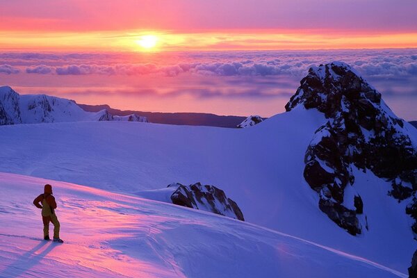 Qué hermosas son las montañas y las nubes durante el atardecer