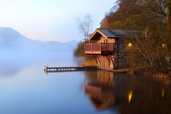 A house on the shore of a lake in a quiet autumn rogo