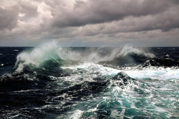 Une mer déchaînée avec de grandes vagues