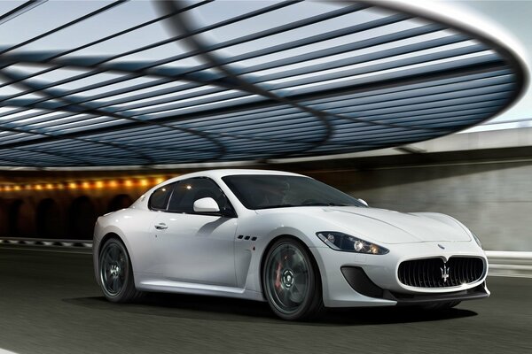 Weißer Maserati granturismo 2012 verlässt den Tunnel