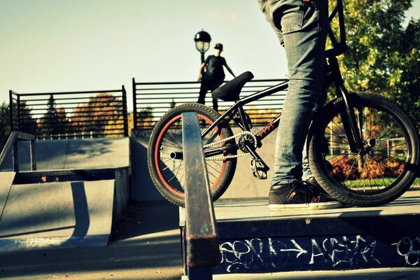 Bicicleta de acrobacias al atardecer