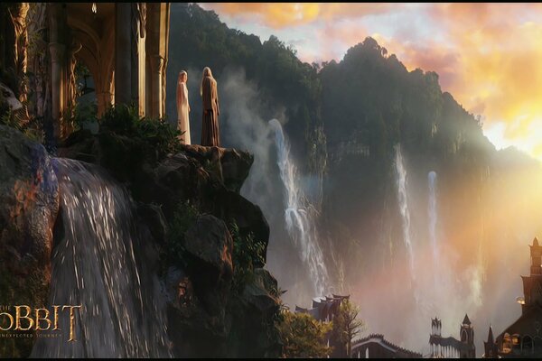 Высокие водопады освещаемые ярким солнцем