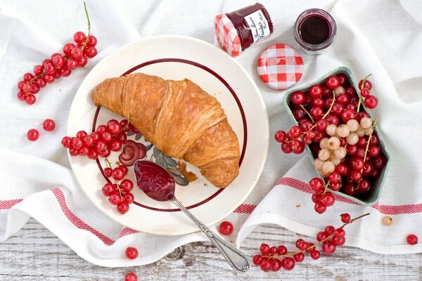 Croissant bed with jam and red currant