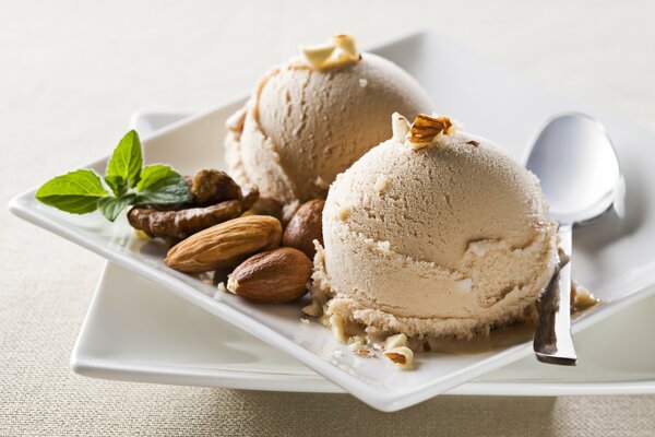 Bolas de helado con nueces en el platillo