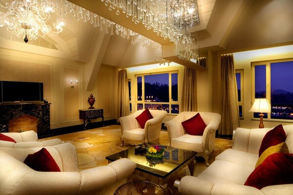 Piękny elegancki pokój z beżowymi fotelami