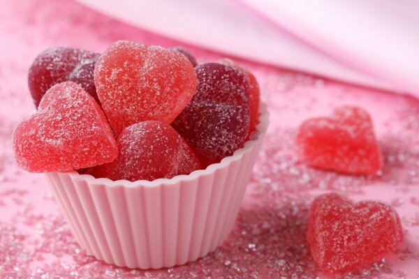 Rote Erdbeermarmelade in Form von Herzen in Form eines Kuchens