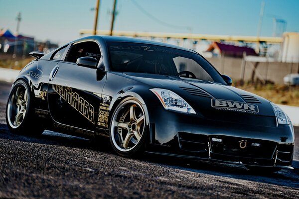 Schwarzer nissan 350z auf Asphalt