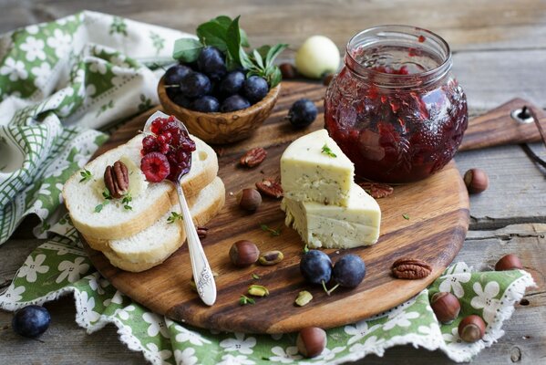 Ложе хлеба с джемом и сыром