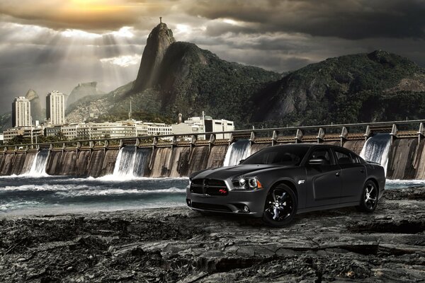 Coche elegante frente al mar en río de Janeiro