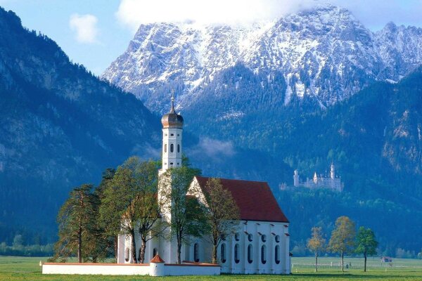 Una pequeña iglesia en Baviera en verano