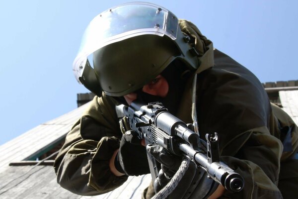 Soldat en tenue verte avec fusil d assaut