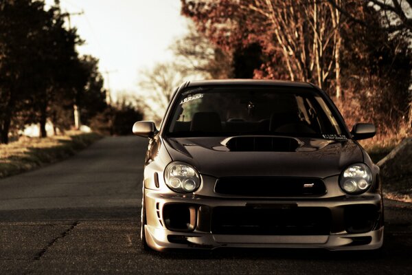 Subaru Impreza en un camino rural