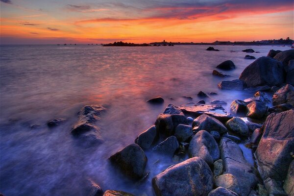 Blaue Steine und Meer bei Sonnenuntergang