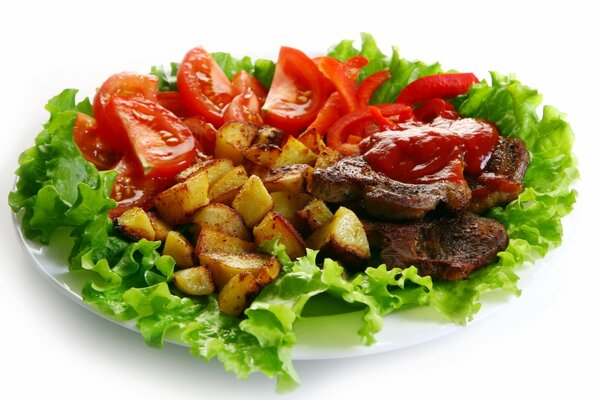 Ensalada de carne, patatas, ketchup