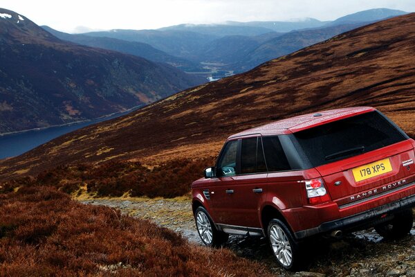 El land Rover rojo en las montañas se ve genial