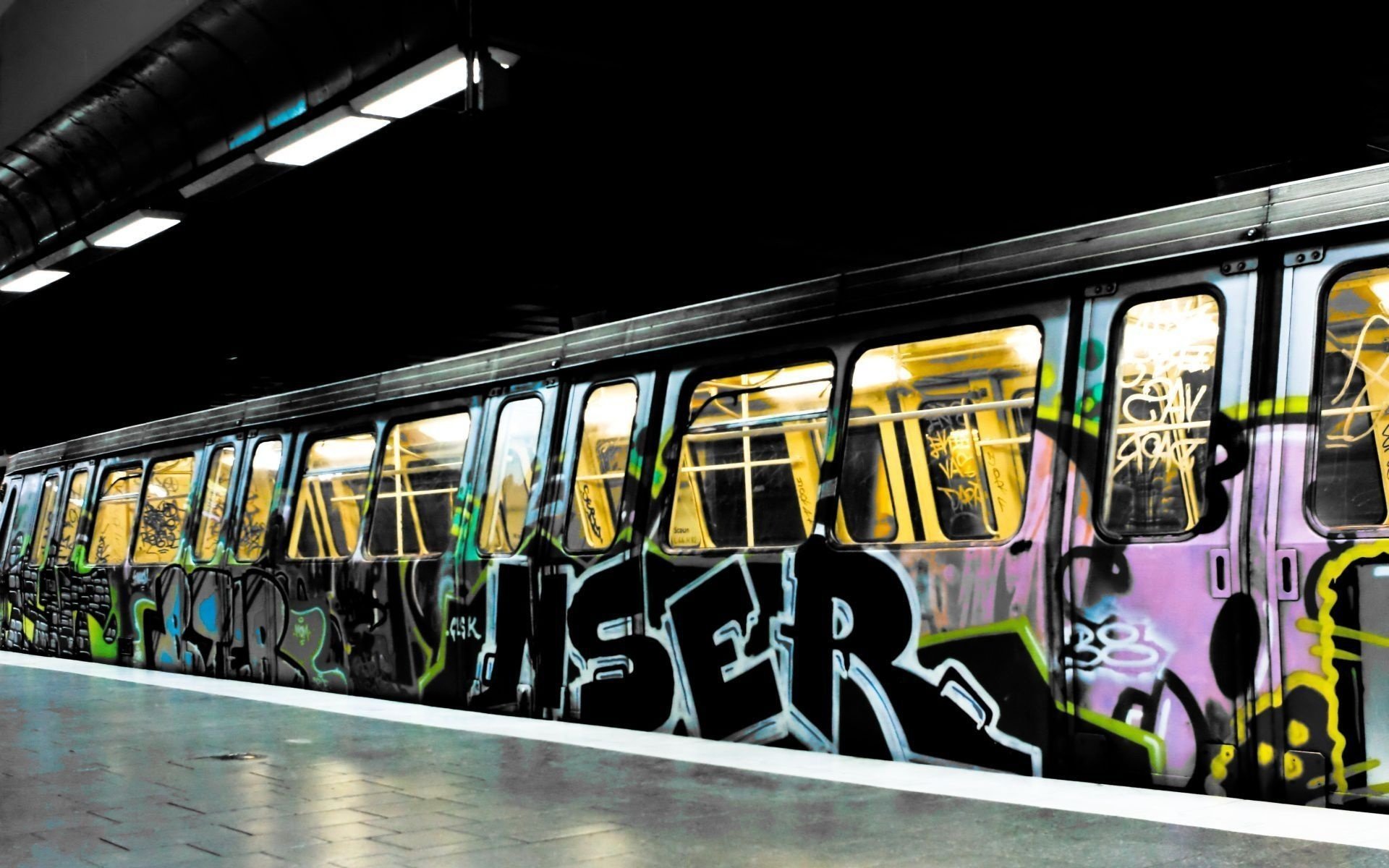 miasto napisy pociąg metro farby rysunki graffiti