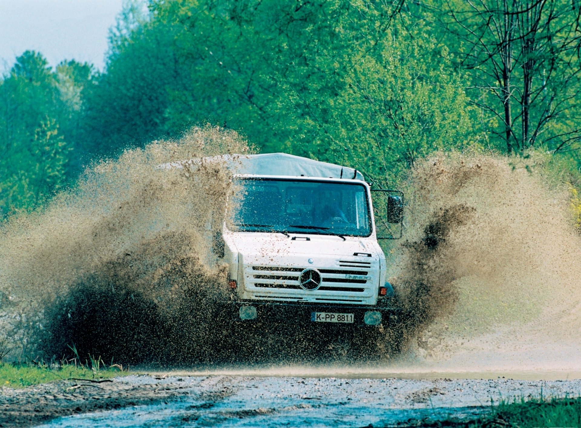 mercedes ciężarówka off-road splash dirt