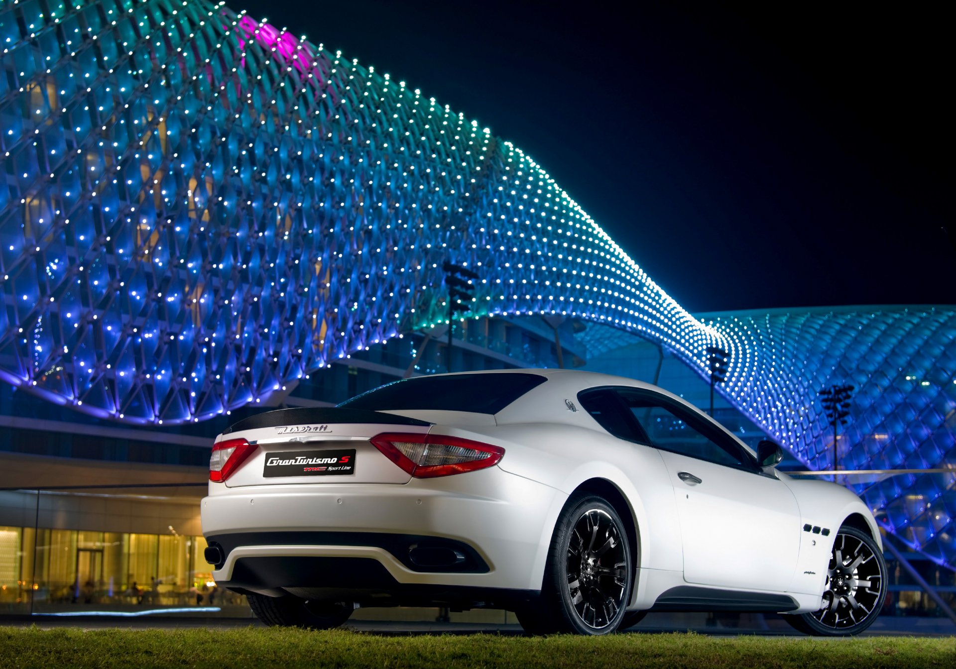 maserati granturismo s blanc auto nuit lumineux bâtiment